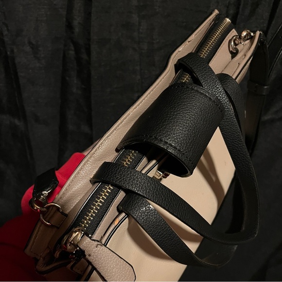 4 / 100$ Guess Elegant Cream and Black Shoulder Bag - Picture 6 of 8